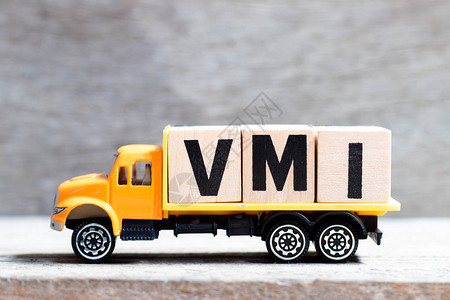 在木材背景上持有VMI字供应商管理库存清单的缩略表图片