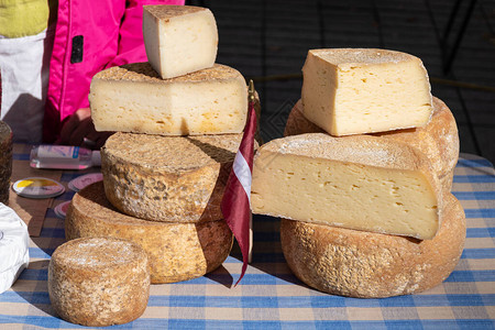 拉脱维亚街头食品市场的各种自制生物天然奶酪图片