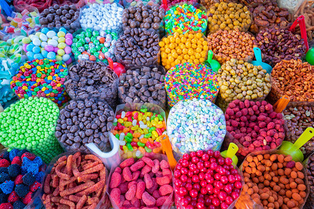 摆满糖果的市场摊位图片