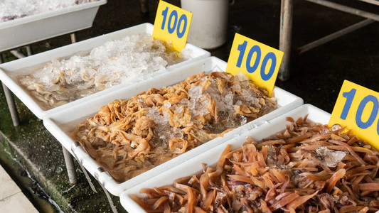在亚洲市场销售海产食品海蟹和各图片