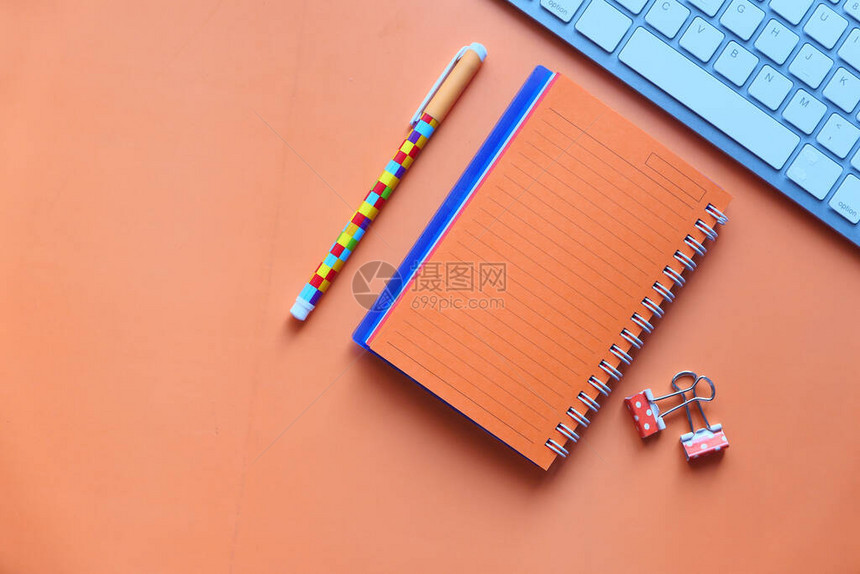 橙色笔记本键盘和带复制图片