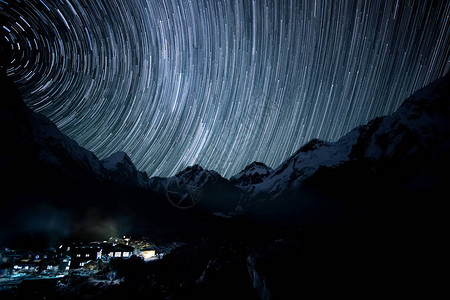 珠穆朗玛峰的星空之夜在图片