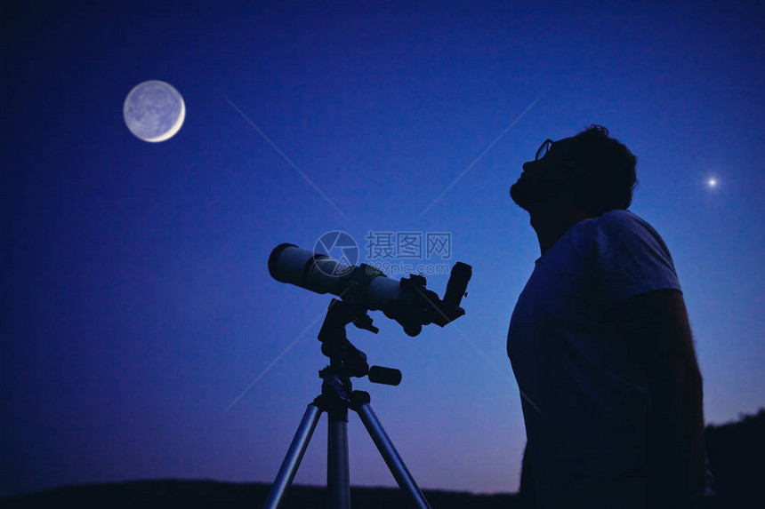 有望远镜的天文学家在看星和月球我图片