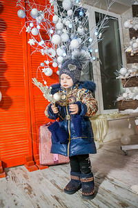 可爱的小可爱女孩穿着温暖的冬衣在圣诞图片