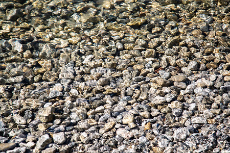 水中的鹅卵石作为背景背景图片