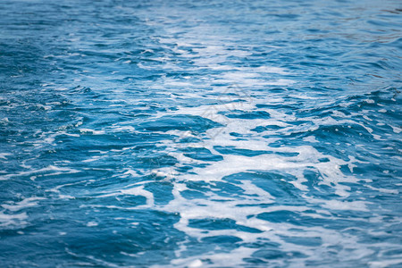 海浪和游轮的泡沫图片