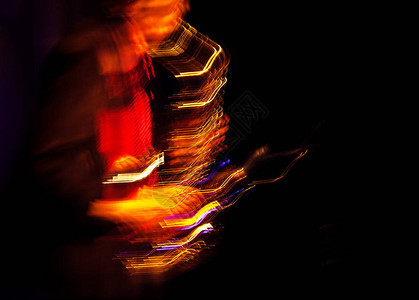 爵士音乐概念萨克斯管演奏者在舞台上表演的抽象运动模糊图像萨图片