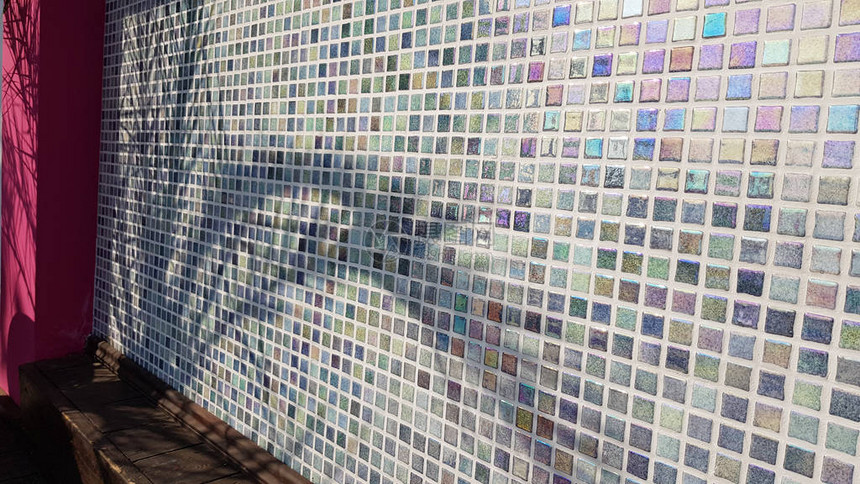 抽象马赛克背景马赛克瓷砖墙由小珍珠方形的柔和色彩制成抽象背景与棕榈树枝和树叶的模图片