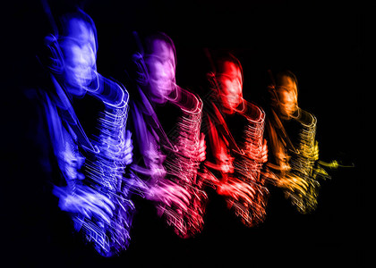 爵士音乐概念萨克斯管演奏者在舞台上表演的抽象运动模糊图像萨图片