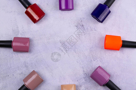 多彩姿的指甲油样品背景美容院美甲服务调色板的顶部视图时尚美甲凝胶图片