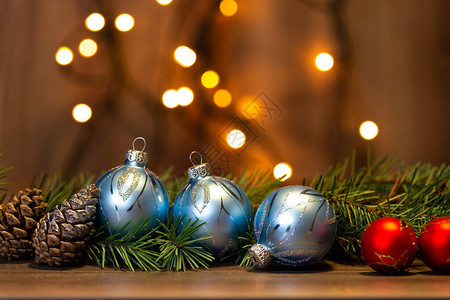 装饰圣诞树小玩意和冷杉树枝图片