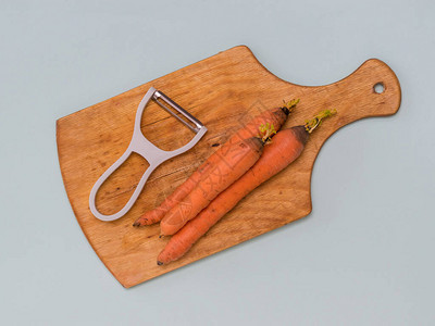 三根胡萝卜和一根削皮刀图片