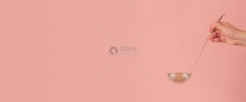 粉红色背景上带钢包的手带复制空间图片
