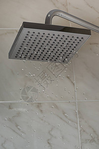 从浴室淋浴头掉下来的水滴子关闭复图片