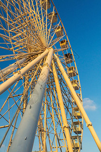 Ferris轮在游乐园对着蓝图片