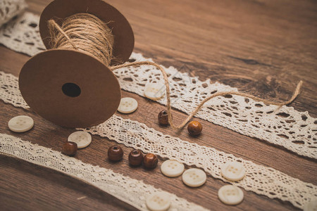 缝纫概念丝带纽扣和线轴图片