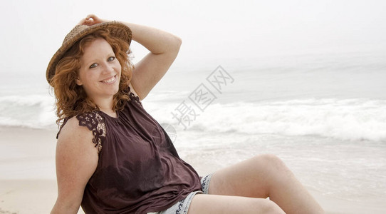 年轻女子暑假在沙滩上放松旅行摄影图片
