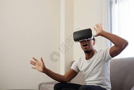 兴奋的年轻人在虚拟现实眼镜图片