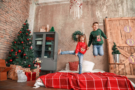 孩子们在圣诞节前夕在家里跳图片