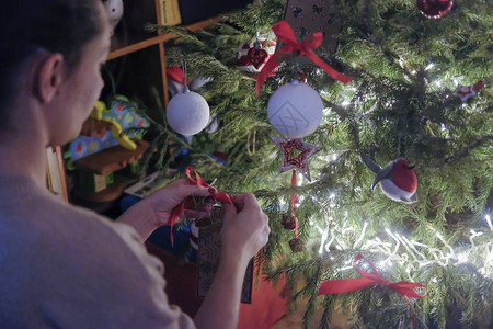 在房子里装饰圣诞树的女人图片