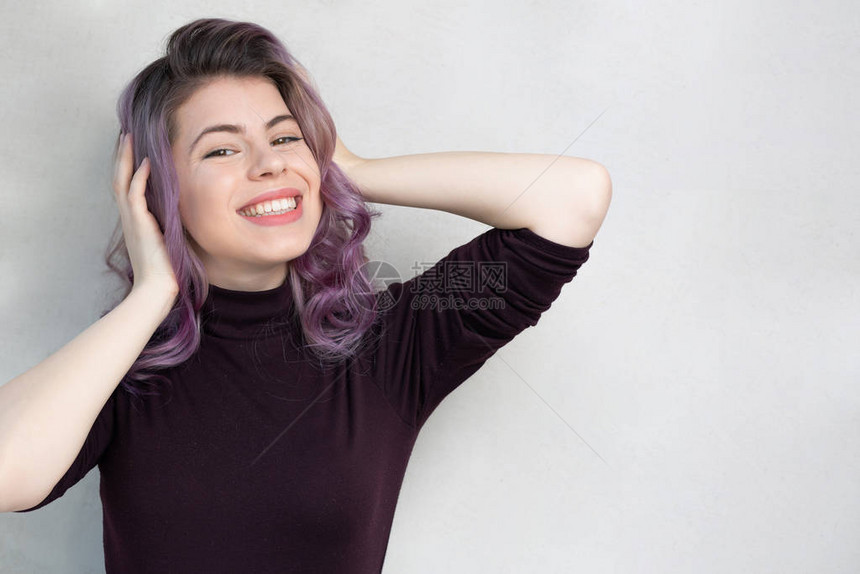 灰色背景上穿紫色头发的光荣快乐女图片