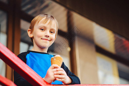 可爱的孩子在市中心吃冰淇淋快乐的童年可爱的孩子在夏天散步美味的水果图片