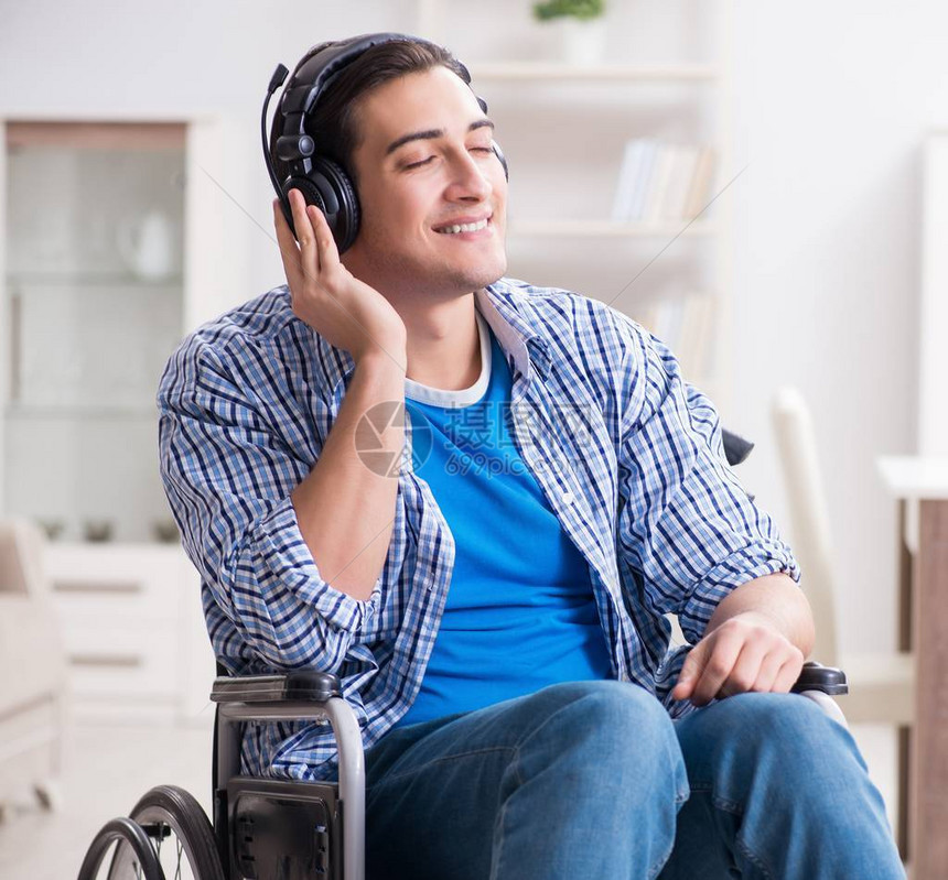 残疾人在轮椅上听图片