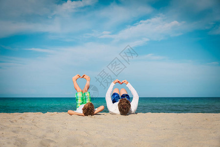 父亲和儿子在热带海滩度图片