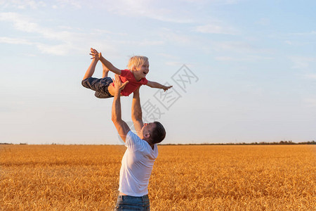 儿子跟父亲一起飞爸把孩子扔了爸和图片