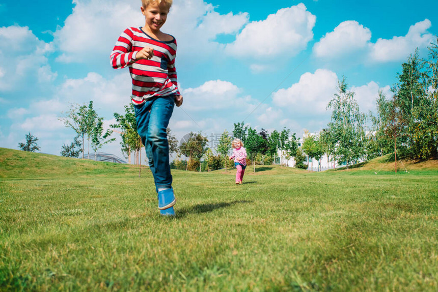 快乐的男孩和女孩在夏日的大自然中奔跑玩耍图片