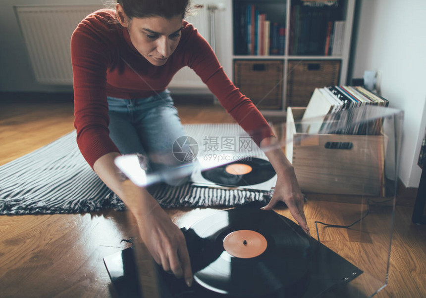 年轻听力哲学青年享受音乐在家中的转盘中玩黑乙烯基唱片图片