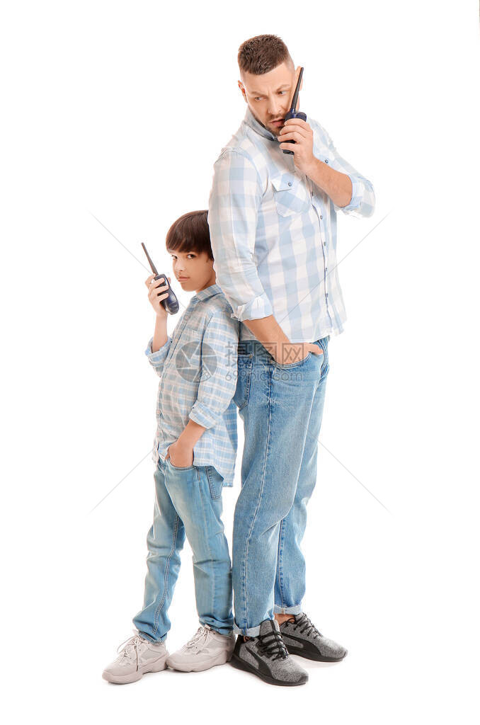 父亲和小儿子带着白色背景的图片