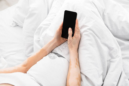 床头用黑空白屏幕复制空间留在家中概念的手机背景图片