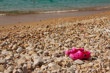 夏季粉色儿童鞋儿童拖鞋婴儿沙滩时装彩色凉鞋和太阳图片