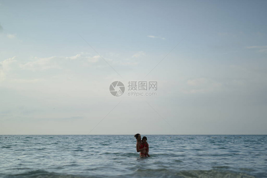 亚裔女人花时间在海滩图片