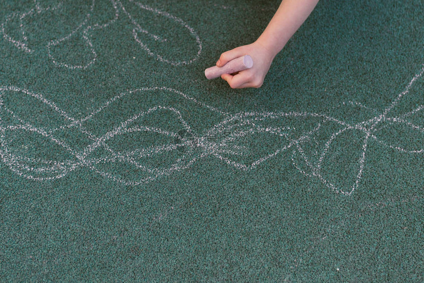 孩子在街上用粉笔画在操场上绘画的特殊涂层孩子用粉笔在儿童游乐场的橡胶图片