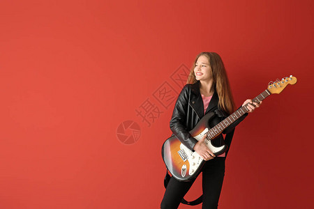 在彩色背景下弹吉他的少女图片