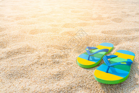 沙滩上的沙滩凉鞋图片