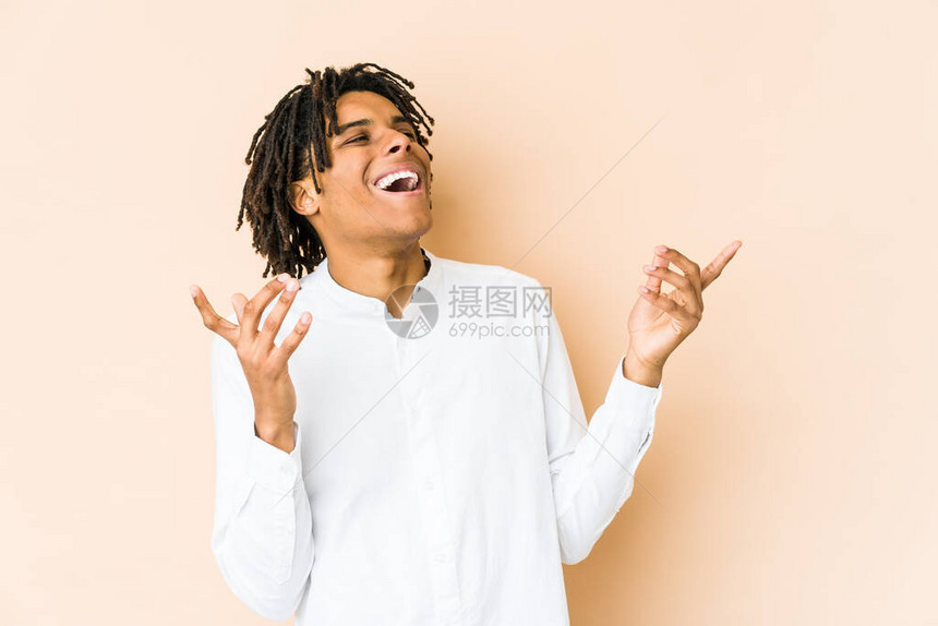 年轻的非裔美国人快乐地笑着幸福的概念图片