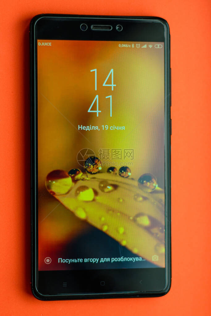 橙色背景闭幕式带屏幕的智能电话图片
