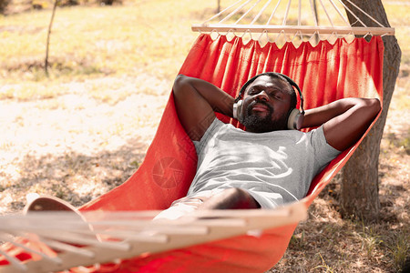非裔美国人在户外吊床休息时图片