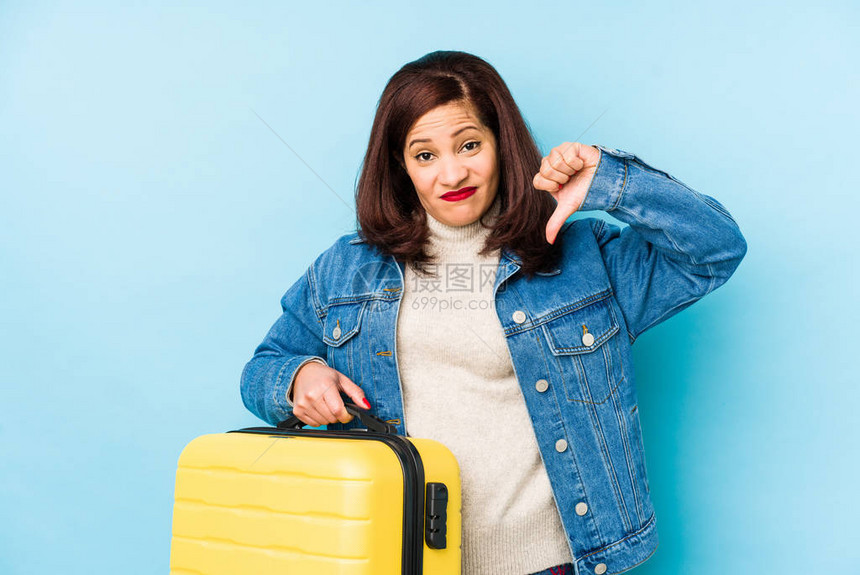 Middlr年龄的Latin旅行者女人拿着手提箱孤立地展示了图片