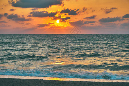 自然景观沙海岸线和日出后图片