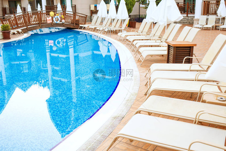蓝色游泳池和酒店附近的休息图片