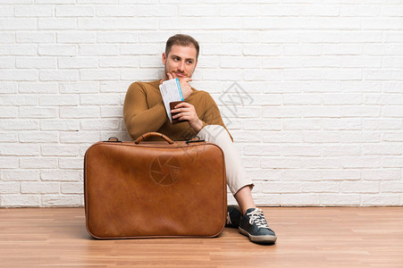 带手提箱和登机牌的旅行人背景图片
