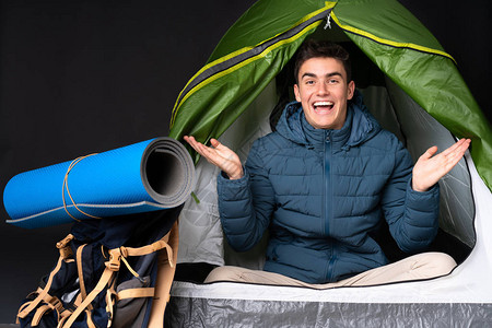 在一个露营的绿色帐篷内图片