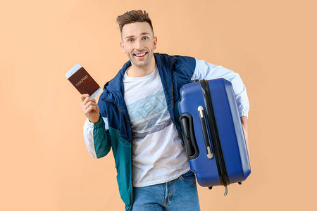 带行李的男游客在彩色背景上图片