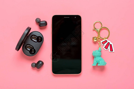 带黑屏和无线耳机的智能手机粉红色背景的充电器胶囊平板版最顶端视野社交媒体背景图片