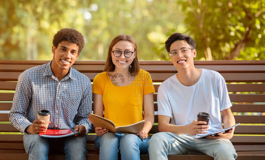 3名多族裔大学生在课堂上休息学习和喝咖啡外门微笑到镜头中等图片