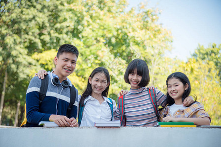 4名亚裔青少年学生站在学校里图片